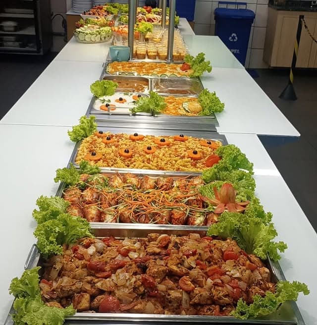 Mesa de buffet industrial com variedade de pratos